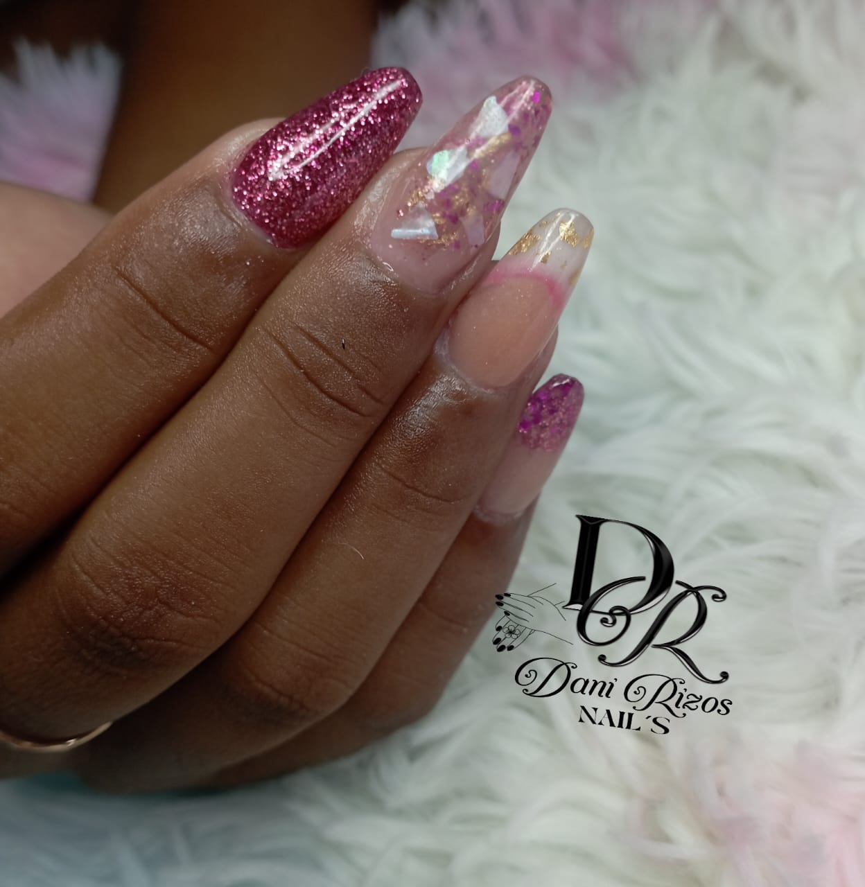 Romance botánico — Diseño de uñas con flores y hojas