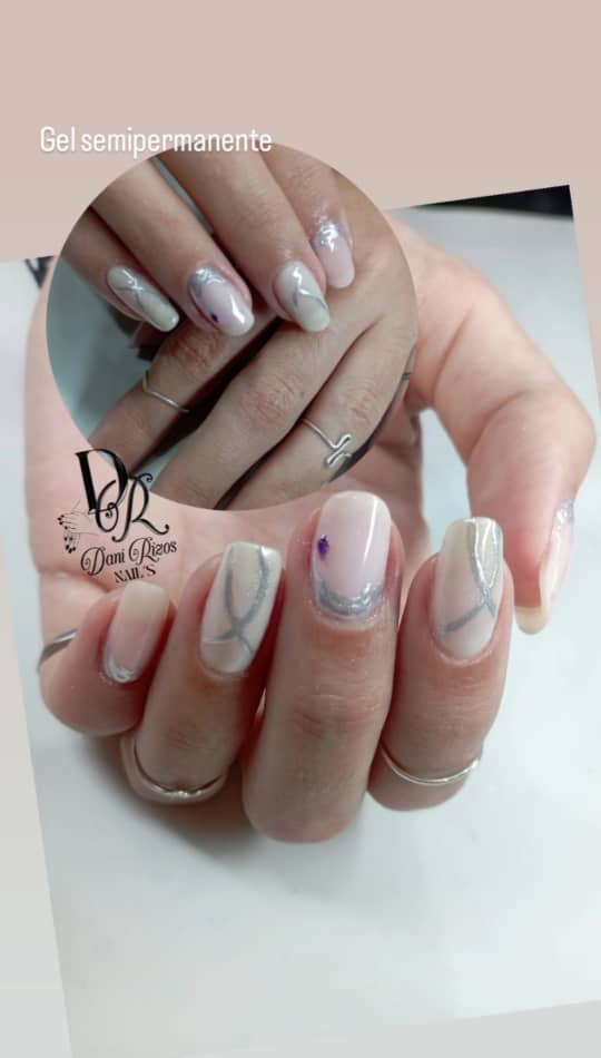 Ciruela editorial — Uñas vino con detalles dorados